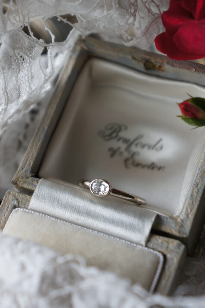 優しい魅力の煌めきを婚約指輪へ オーダーリング