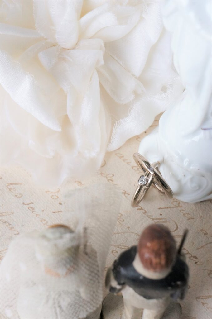 優しいフォルム・色・きらめきで　結婚指輪