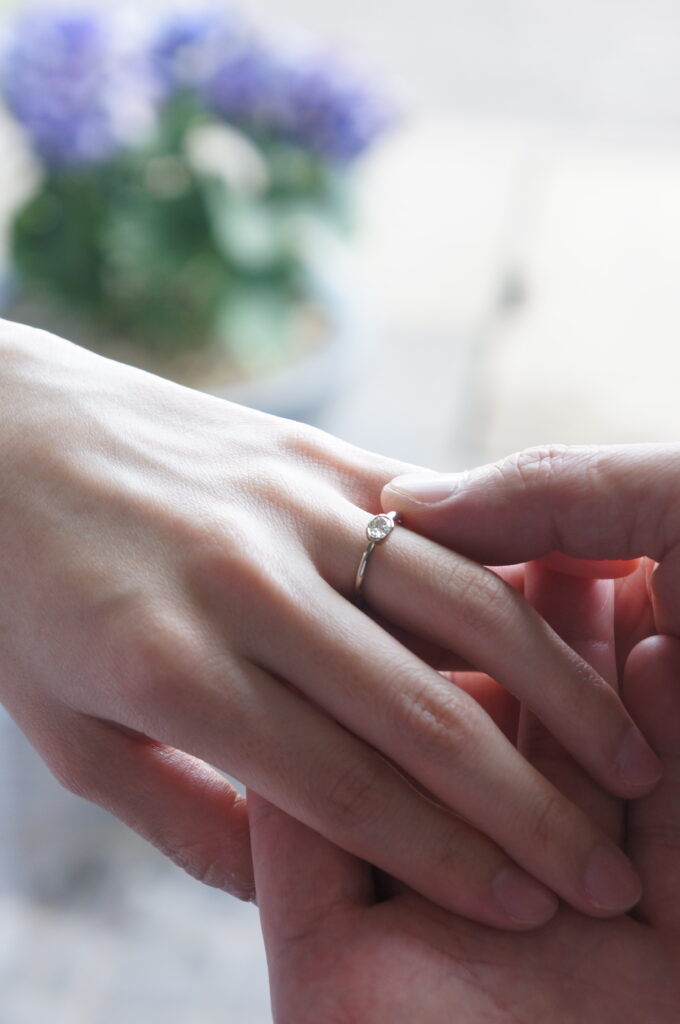 お二人で選ばれたダイアモンドで婚約指輪をお仕立てさせていただきました♡