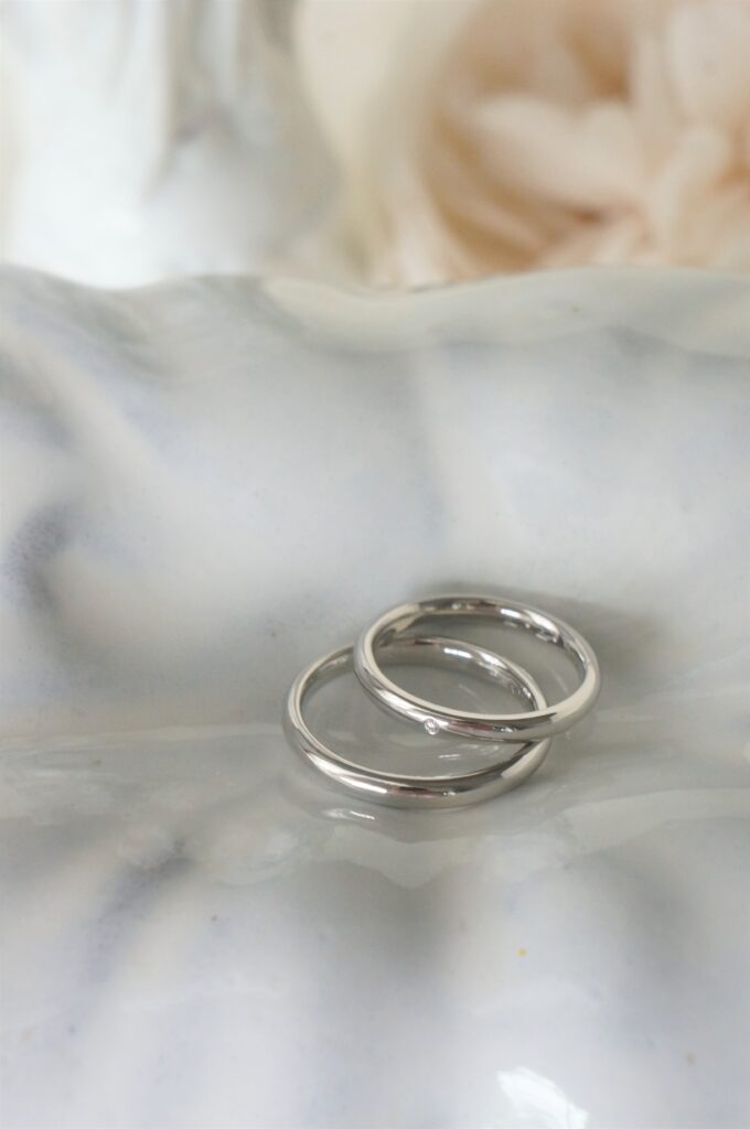 純白のリングにダイアモンドの煌めきをさりげなく　結婚指輪