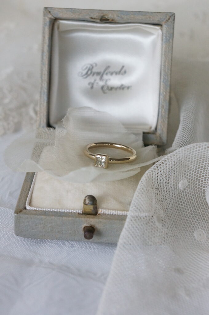 彼女のお気に入りの煌めきを婚約指輪へ　オーダーリング　プリンセスカットイエローダイアモンド　