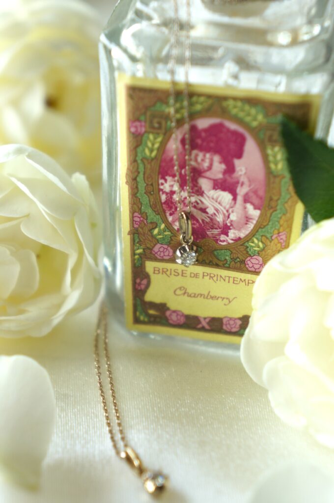 ちいさな薔薇「ROSIE」と名づけた愛らしいきらめき　（アンティークセッティング・手仕事・鍛造製法・ロージー）