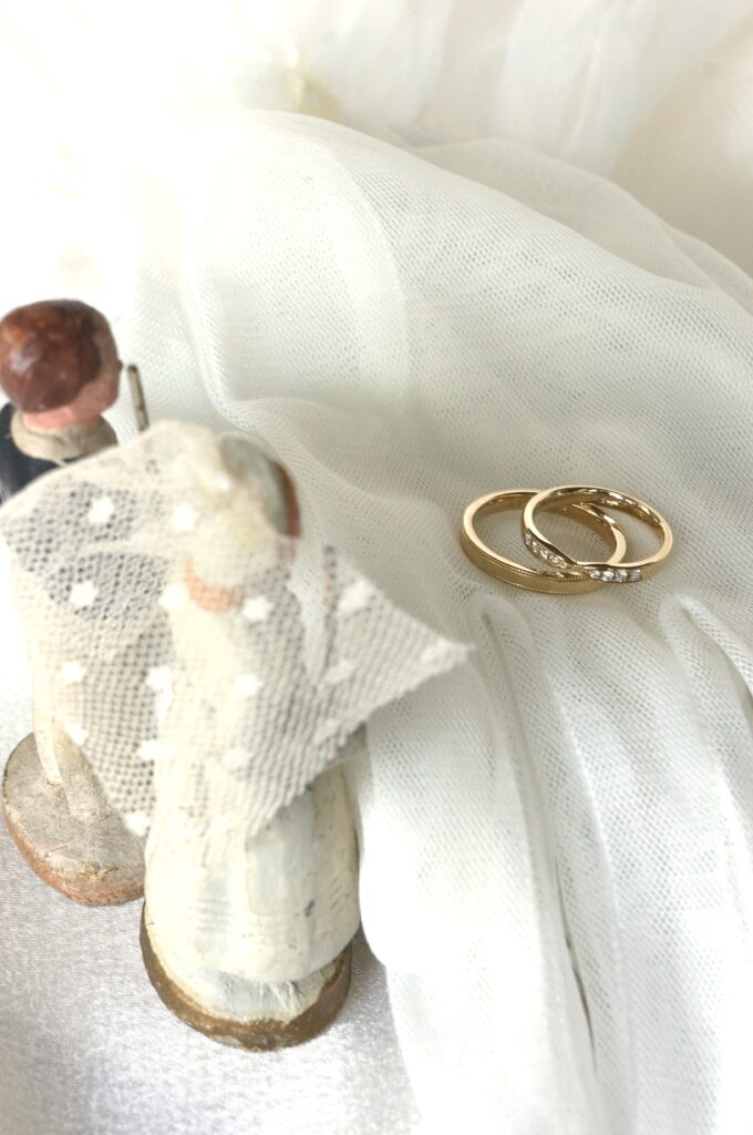 雰囲気あるゴールドの色合い　（結婚指輪・ダイアモンドネックレス・プレゼント）