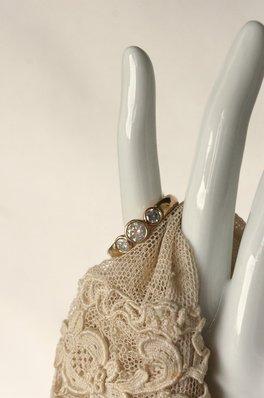 ファンシーホワイトダイアモンド３石リング