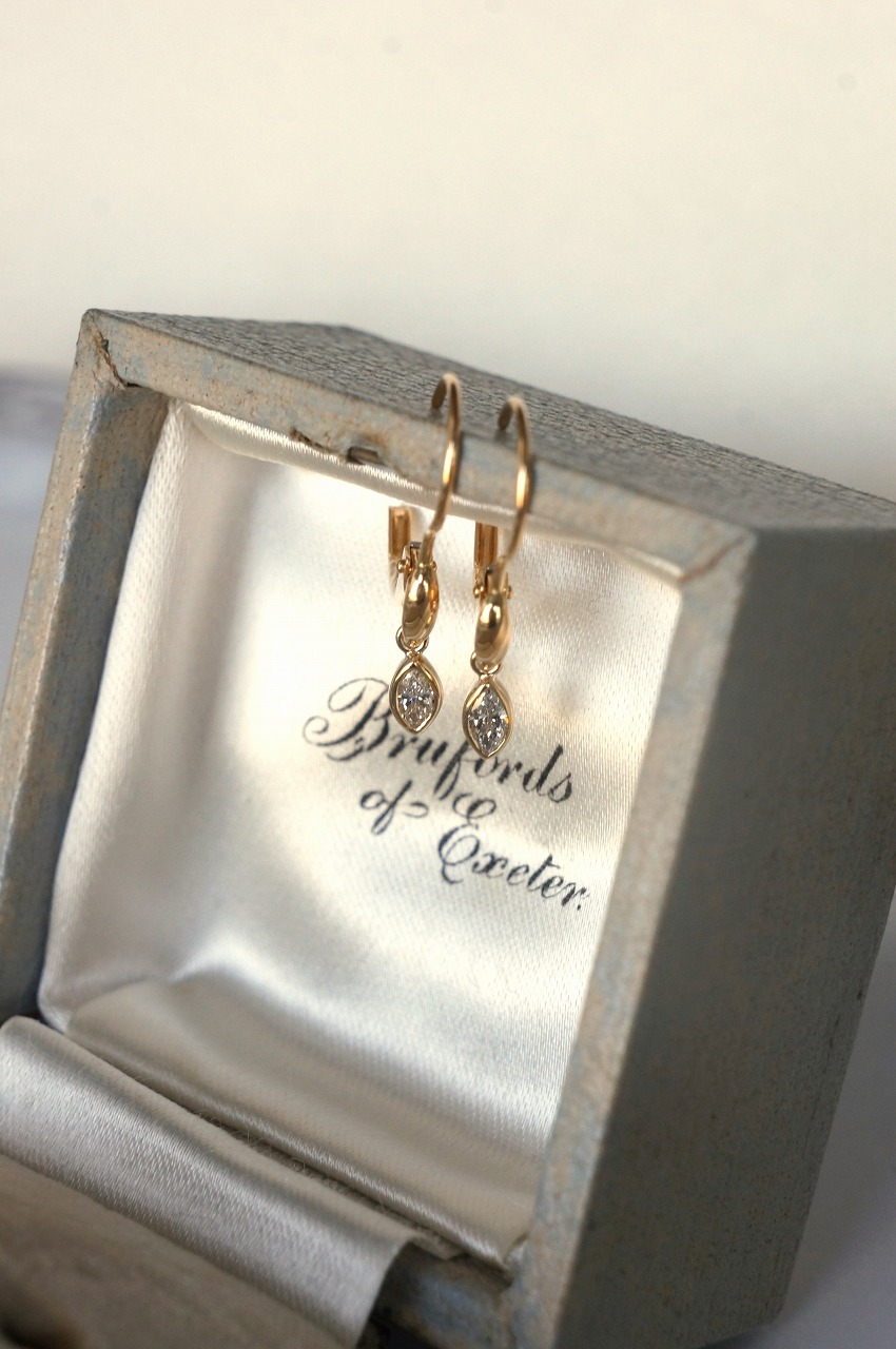 揺れるダイヤモンドのジャーマンフックピアス