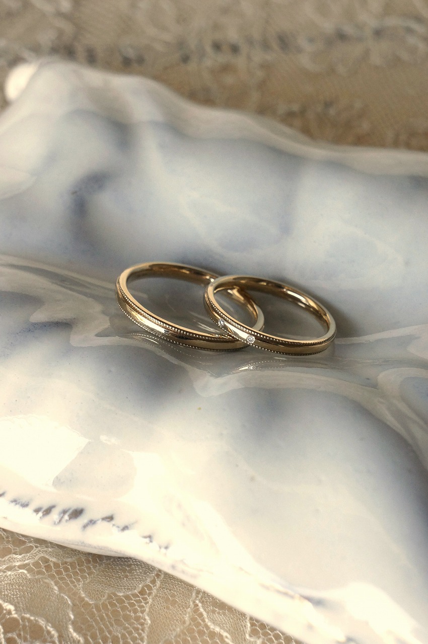 淡いゴールドの結婚指輪